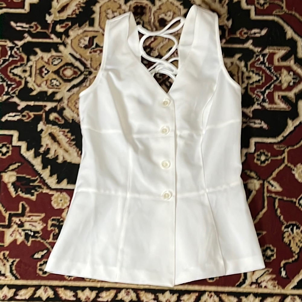 🤍✨Sexy sleeveless white top buttons in front, zigzag in the back / Size 5/6